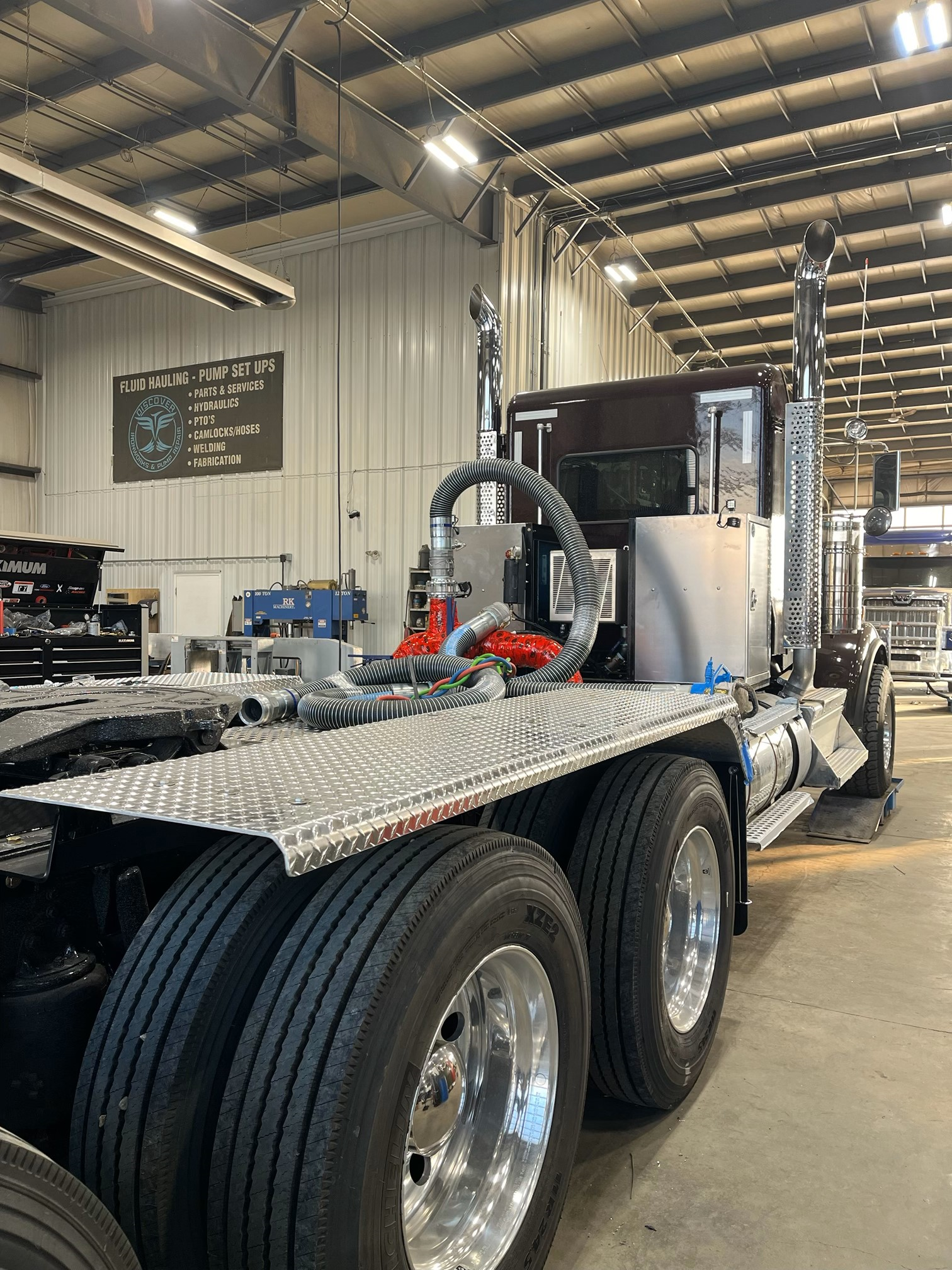 HYD DAY CAB WITH CABINETS